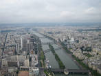Вид на Париж с третьего яруса Эйфелевой башни.