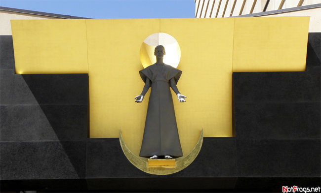 Статуя над входом в храм Лос-Анжелес, CША
