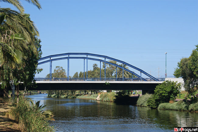 Один из мостов недалеко от устья Яркона Центральный округ, Израиль