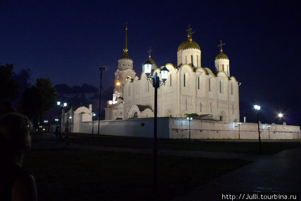 Ночная прогулка у стен Успенского собора во Владимире Владимир, Россия