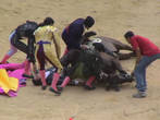Конь падает от сердечного приступа (нам потом объяснили — от страха). Матадор получает тяжелейшую травму и не может продолжать поединок. Его уносят с арены.