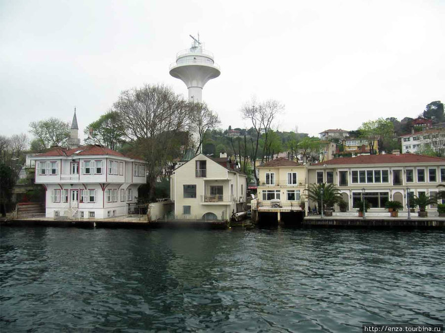 Уютные маленькие домики по берегам. У большинства обязательно есть гараж для лодок. Стамбул, Турция