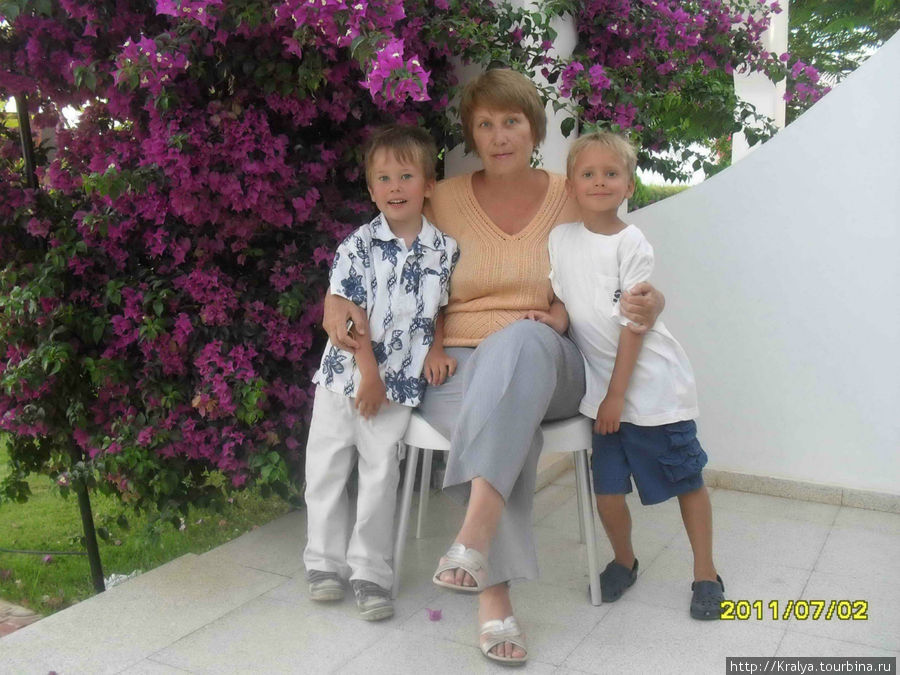 Там же с двумя внуками. Фамагуста, Турецкая Республика Северного Кипра
