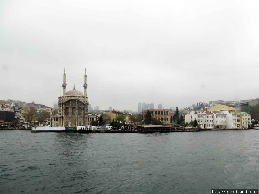 Пристань Ортакёй легко узнается по одноименной мечети. Стамбул, Турция