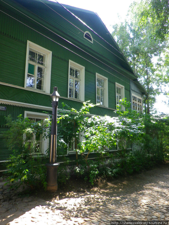 стоит старинный дом в котором жил и работал великий русский писатель Ф.М. Достоевский. Старая Русса, Россия