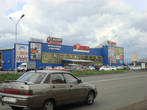 Один из крупнейших торговых комплексов города — Поляна.