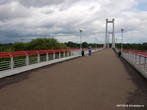 Виноградовский пешеходно-велосипедный мост к острову с парком.