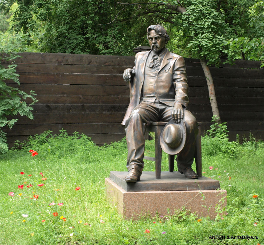 Памятник Сурикову в усадьбе. Красноярск, Россия