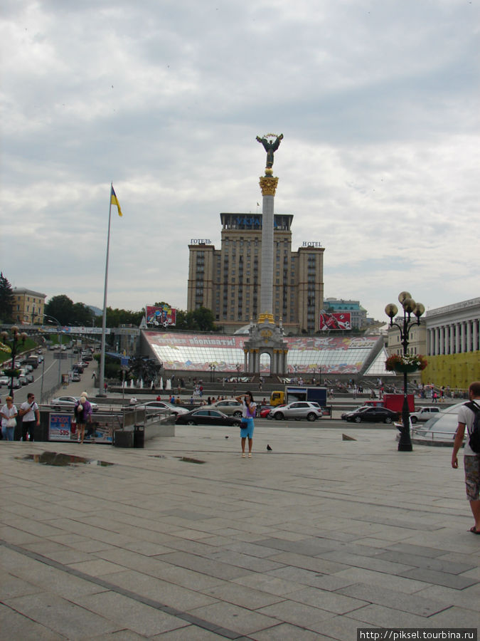 Обелиск на колонне, символизирующий Украину независимой. Киев, Украина