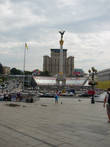 Обелиск на колонне, символизирующий Украину независимой.