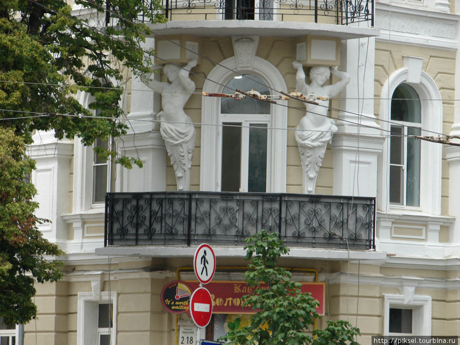 Скульптурная композиция из двух атлантов, как элемент внешнего декора этого здания. Киев, Украина