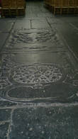 Надгробные плиты являющиеся полом внутри собора Св. Баво.