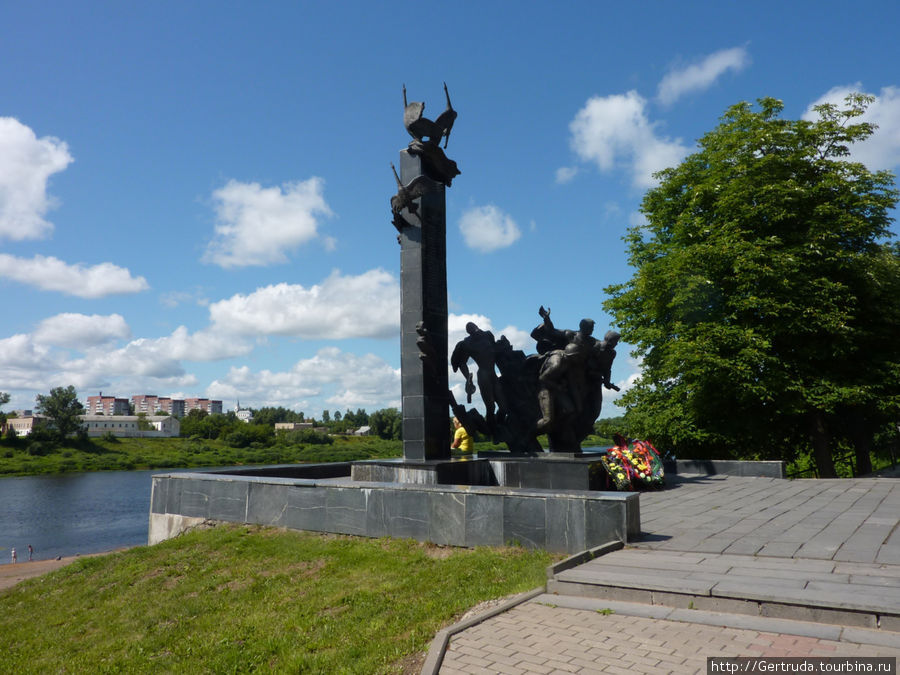 Памятник 23-м воинам-гвардейцам на берегу Двины.