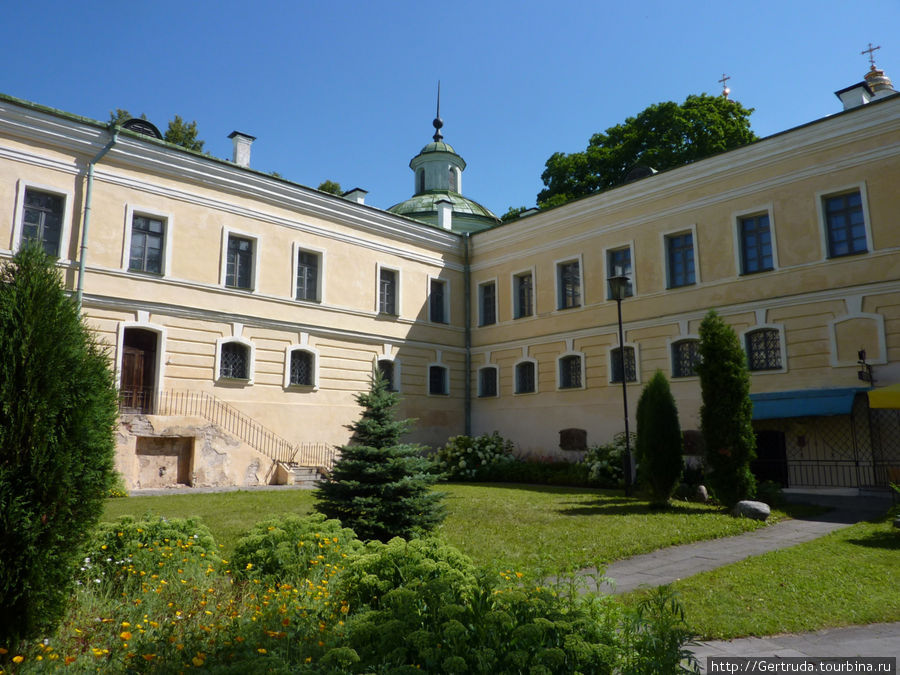 Бывшие монастырские постройки — теперь Музей-библиотека Симеона Полоцкого.
