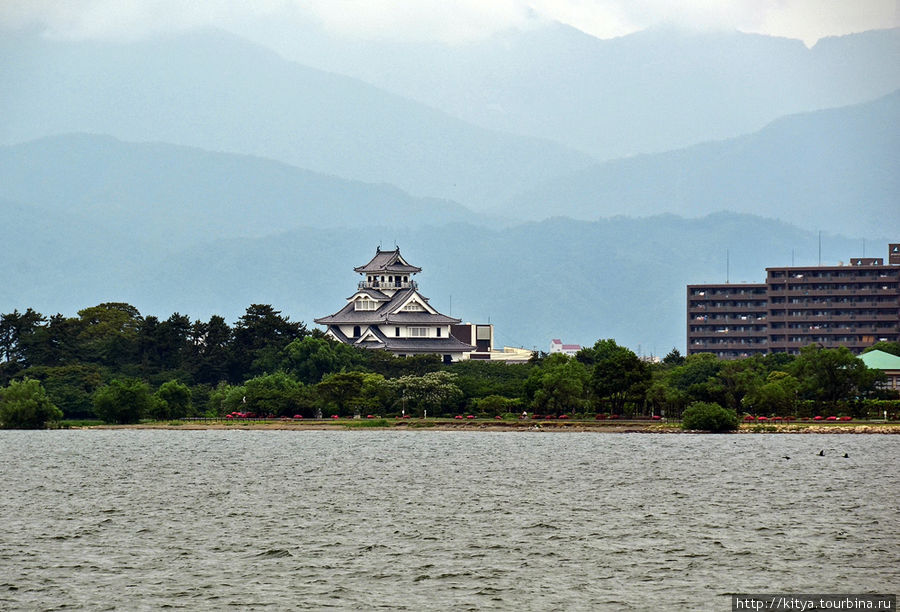 Замок Нагахама, вид с воды Нагахама, Япония