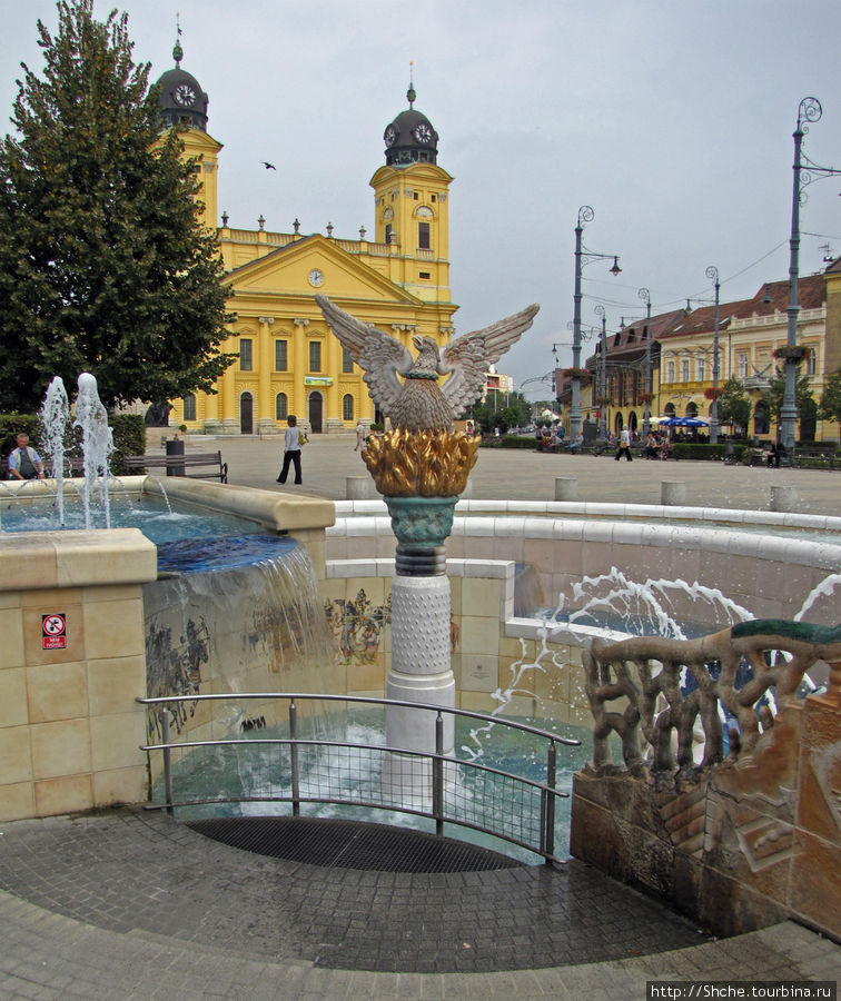 Центральная площадь Maguaroszag, фонтан и Большая церковь Дебрецен, Венгрия