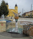 Центральная площадь Maguaroszag, фонтан и Большая церковь