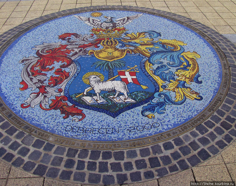 Мозаичный герб города на центральной площади Дебрецен, Венгрия