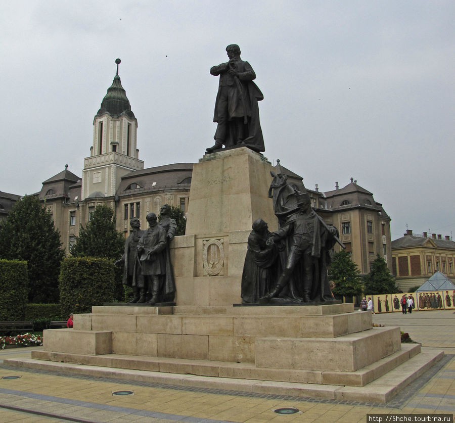 Памятник Kossuth Szobor, честно  ничего о нем не нашел, правда и не долго искал Дебрецен, Венгрия