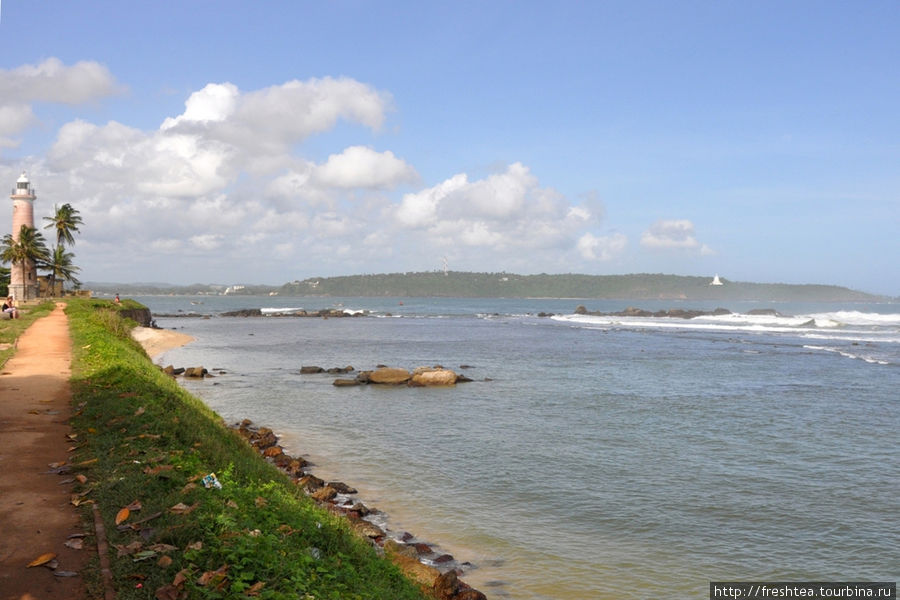 Многие выбирают для остановки на юге острова отель Jetwing Lighthouse ради прогулок в форт Галле, с его променадами от бастиона к бастиону по крепостным стенам форта, когда солнце начинает клониться к горизонту. Галле, Шри-Ланка