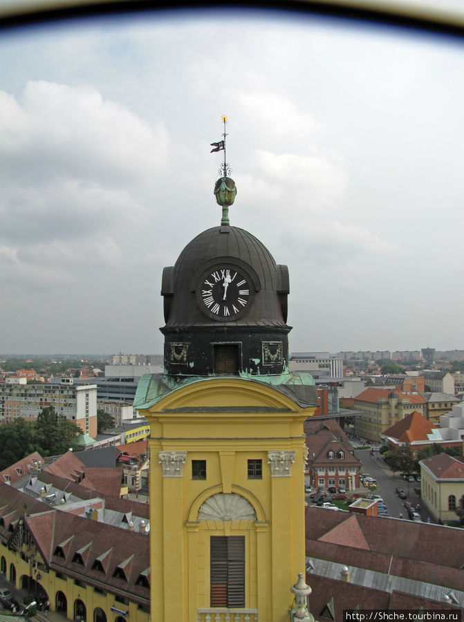 часы соседней башни, там тоже есть колокол Дебрецен, Венгрия