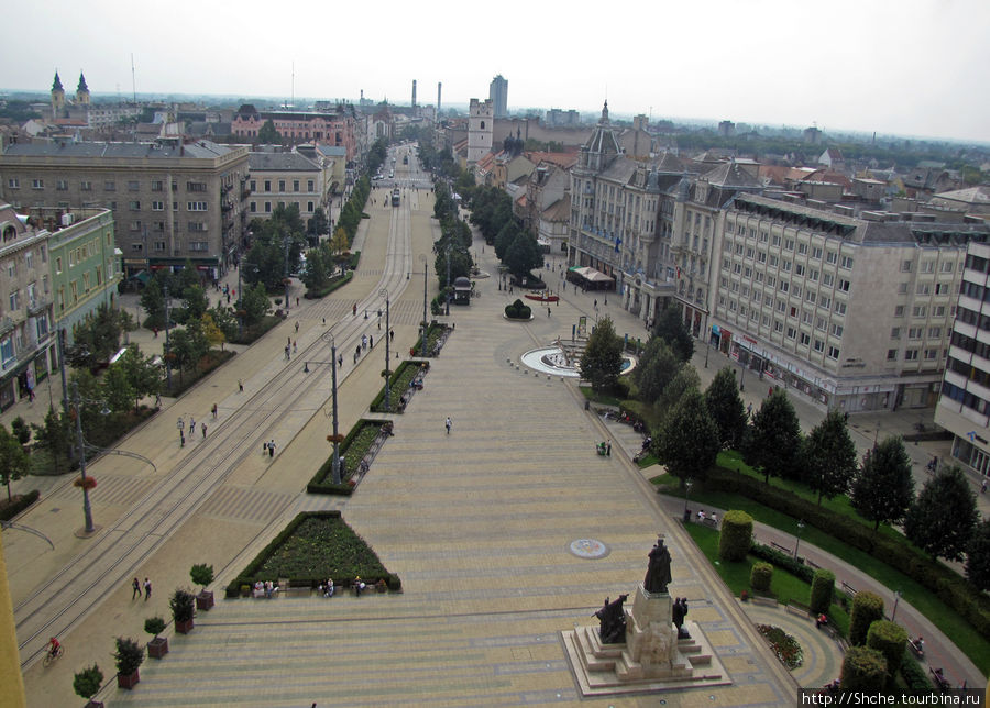 центральна площадь, видно памятник, герб-мозаику, фонтан, чуть дальше справа отель Золотой бык Дебрецен, Венгрия