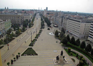 центральна площадь, видно памятник, герб-мозаику, фонтан, чуть дальше справа отель 