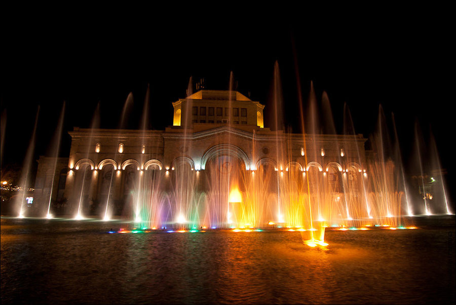 Центральная площадь города и танцующие фонтаны Ереван, Армения