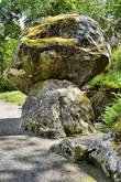 В саду Rock Close — гигантский дольмен