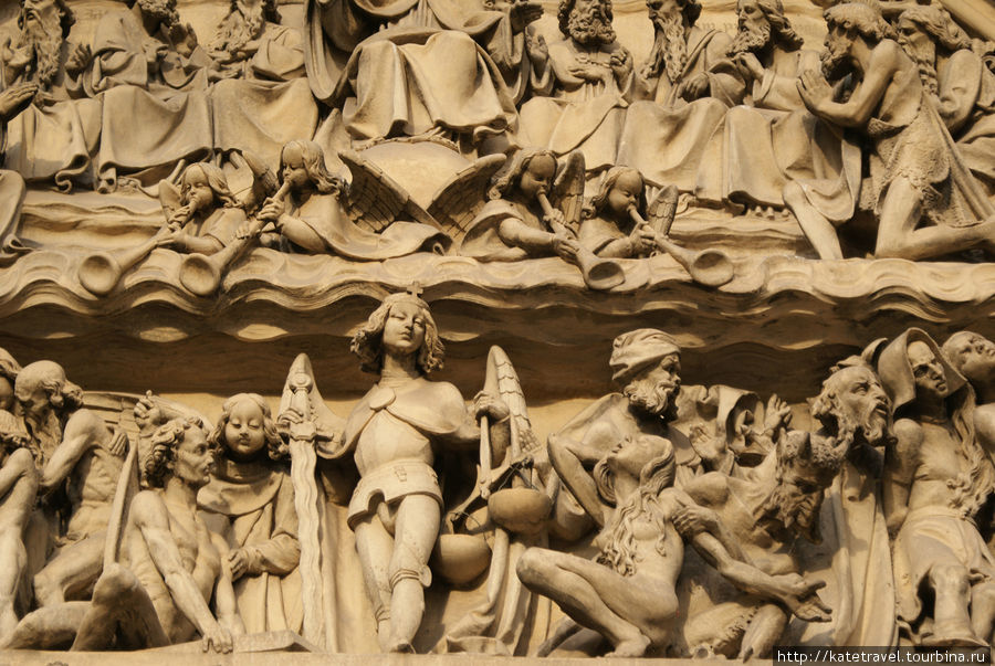 Готический собор Святых Петра и Павла: берельеф над воротами Прага, Чехия