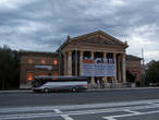 Музей изобразительных искусств (Czemuveszeti Muzeum) — обычное место сбора туристических групп, путешествующих на автобусах. Как раз стоит автобус из Украины ( мы встретили туристов в парке)