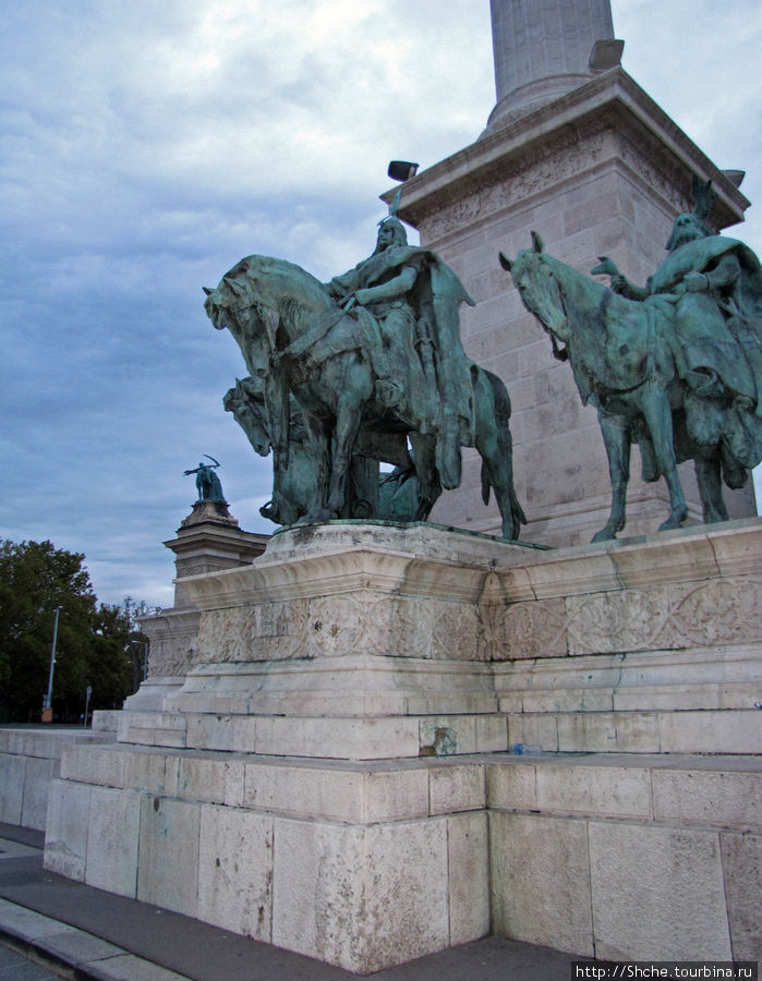 дальше монумент героев-царей в лицах Будапешт, Венгрия