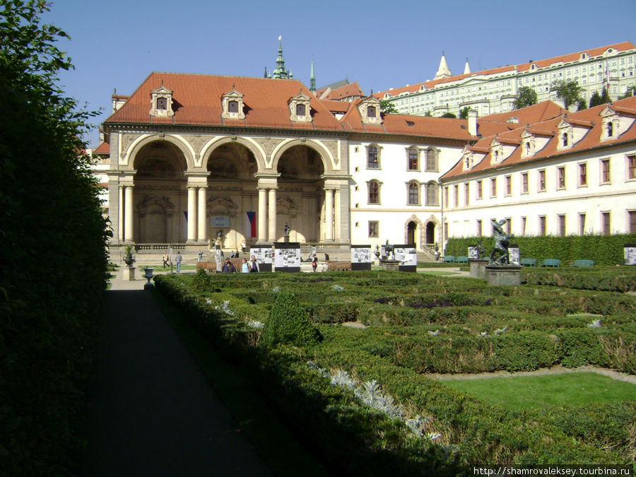 Партер сада в стиле раннего барокко. Лоджия летнего дворца Валленштейна Прага, Чехия