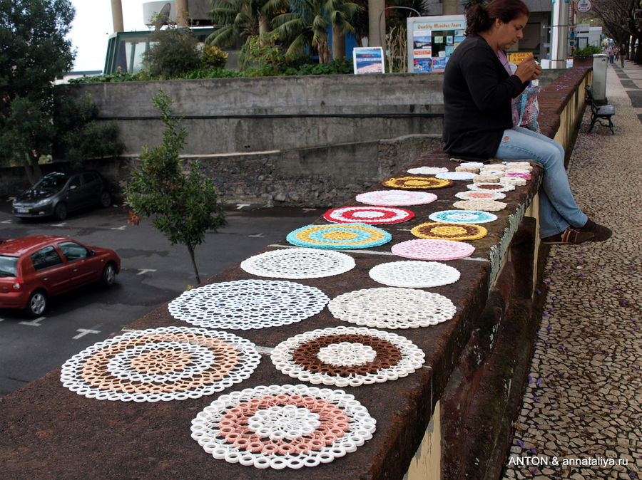 Сувениры делаются прямо на улице. Фуншал, Португалия
