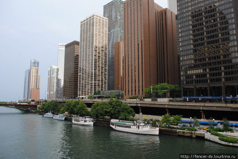 На реке масса прогулочных корабликов и плавучих ресторанов Чикаго, CША