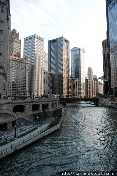Chicago River  нельзя представить без небоскребов Чикаго, CША