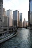 Chicago River  нельзя представить без небоскребов