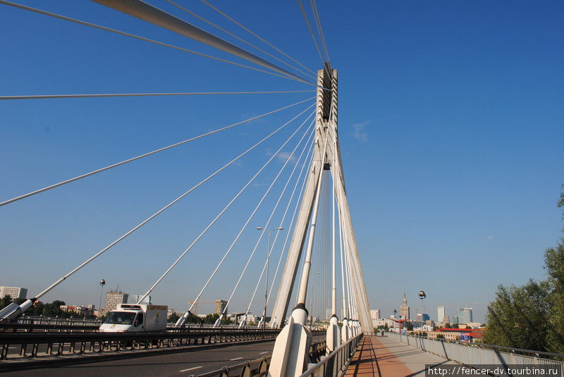 Башня моста достигает почти 100 метров Варшава, Польша