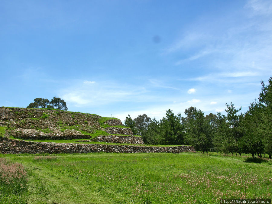 Храмовый комплекс в отдалении от жилых зданий и дворца Какакстла, Мексика