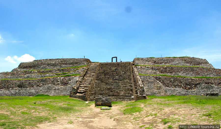 Храмовый комплекс в отдалении от жилых зданий и дворца Какакстла, Мексика
