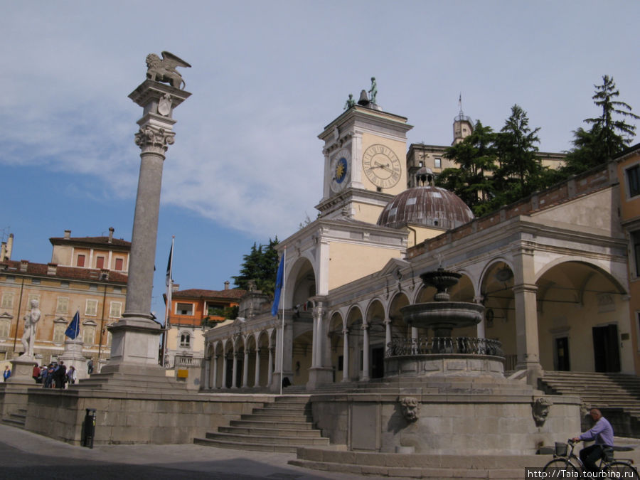 Площадь Свободы p.della Liberta, считается самой красивой площадью в венецианском стиле. Удине, Италия