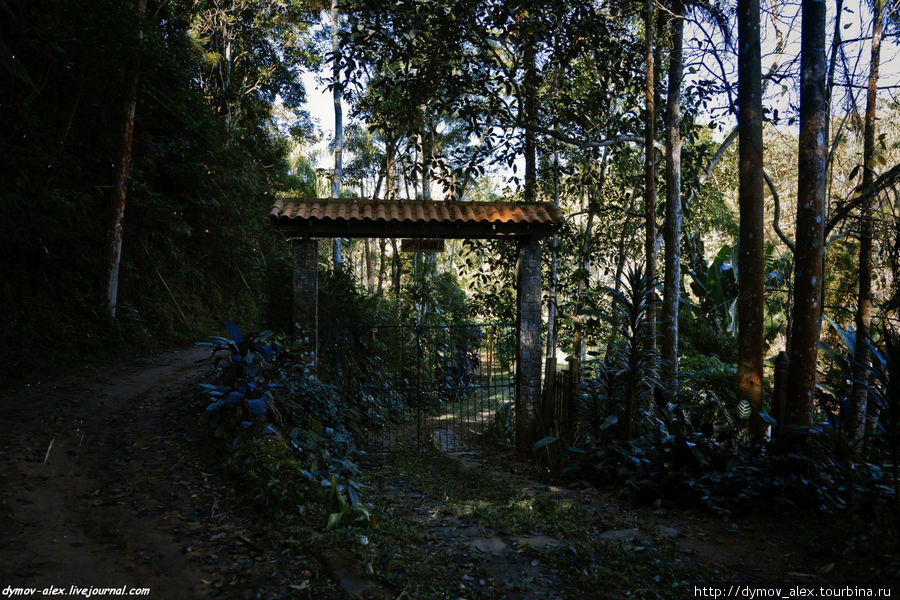 Заброшенный вход в соседние владения Мигел-Перейра, Бразилия