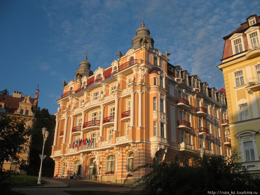 здание Звезда во время заката Марианске-Лазне, Чехия