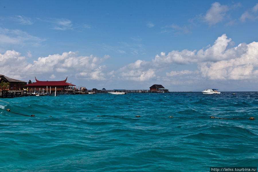 Вид на отель с катера. Остров Мабул, Малайзия