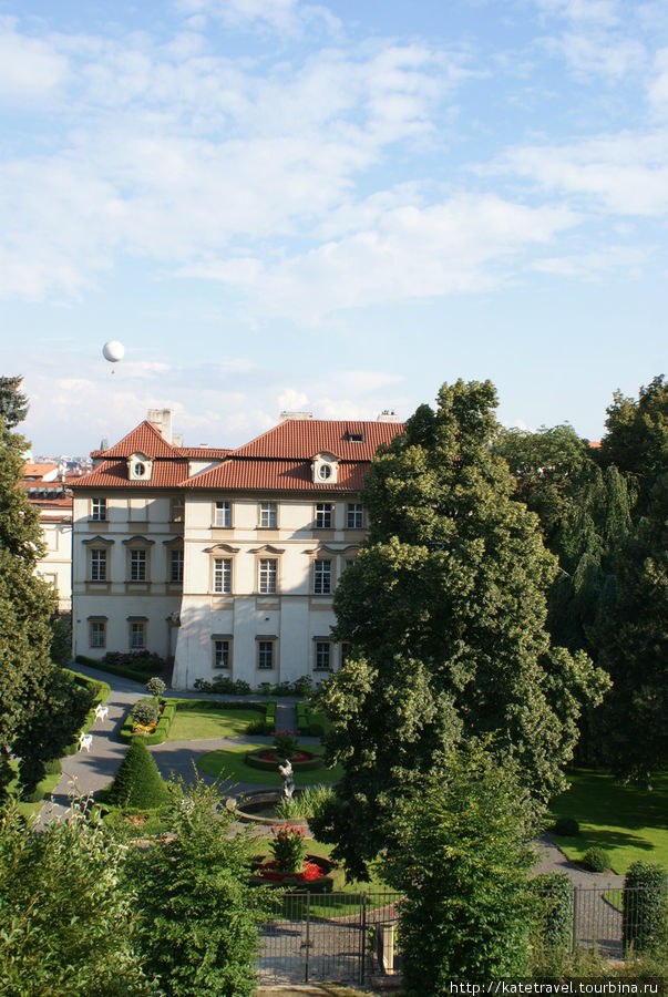 Вид с террасы Большого Фюрстенбергского сада на Малый Фюрстенбергский сад Прага, Чехия