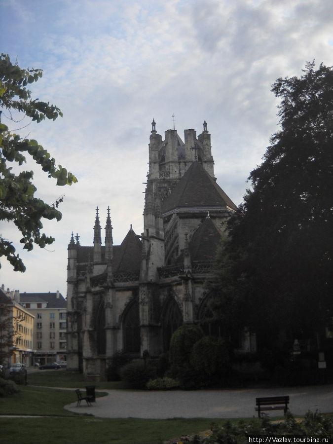 Вид на церковь с тыла Кан, Франция