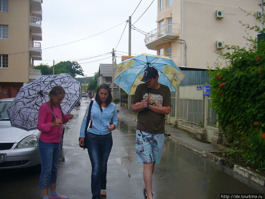 Гуляем под дождиком в Дивноморске. Дивноморское, Россия