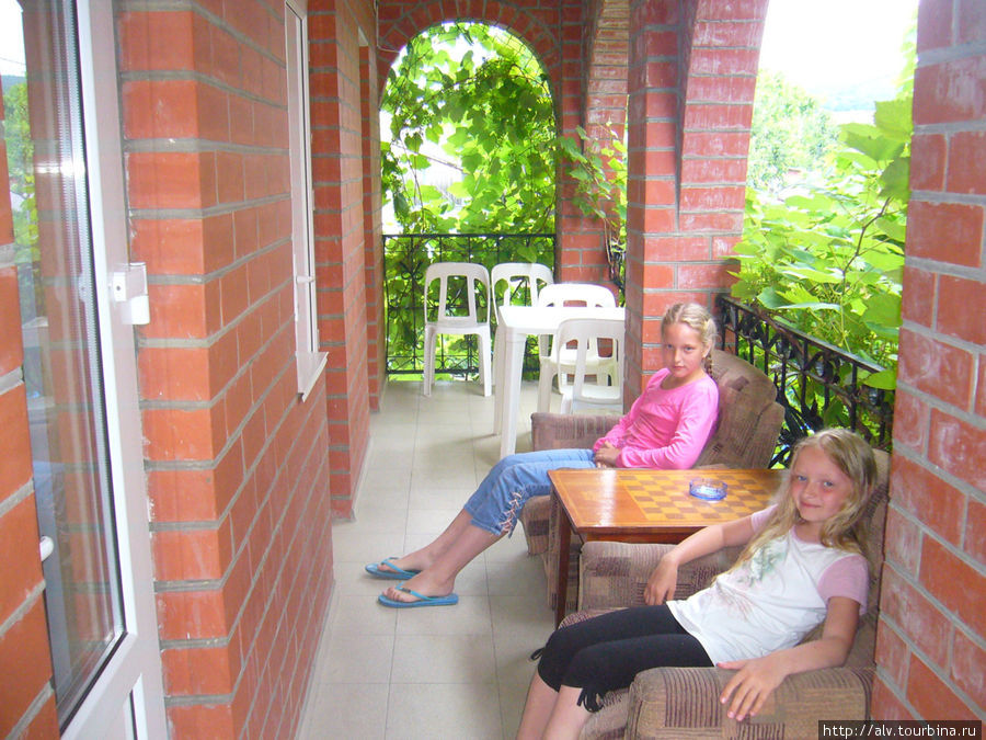 Девочки отдыхают после прогулки на балкончике. Дивноморское, Россия