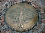 Эта надпись на мостовой  говорит о том, что город Рига включён во всемирное наследие ЮНЕСКО.