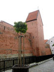 Крепостная стена с восстановленой башней.